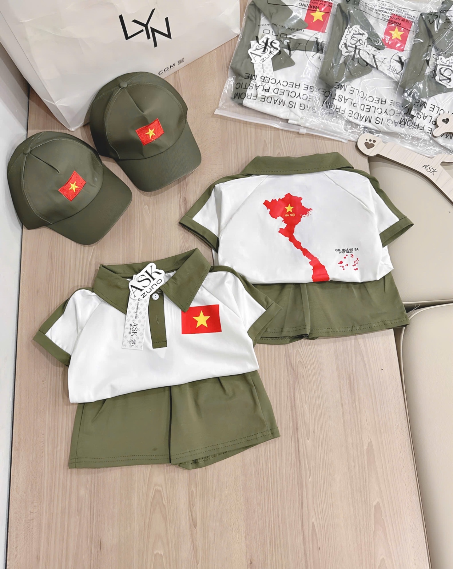 BỘ ĐÙI LÁ CỜ TRẮNG PHỐI RÊU KÈM MŨ