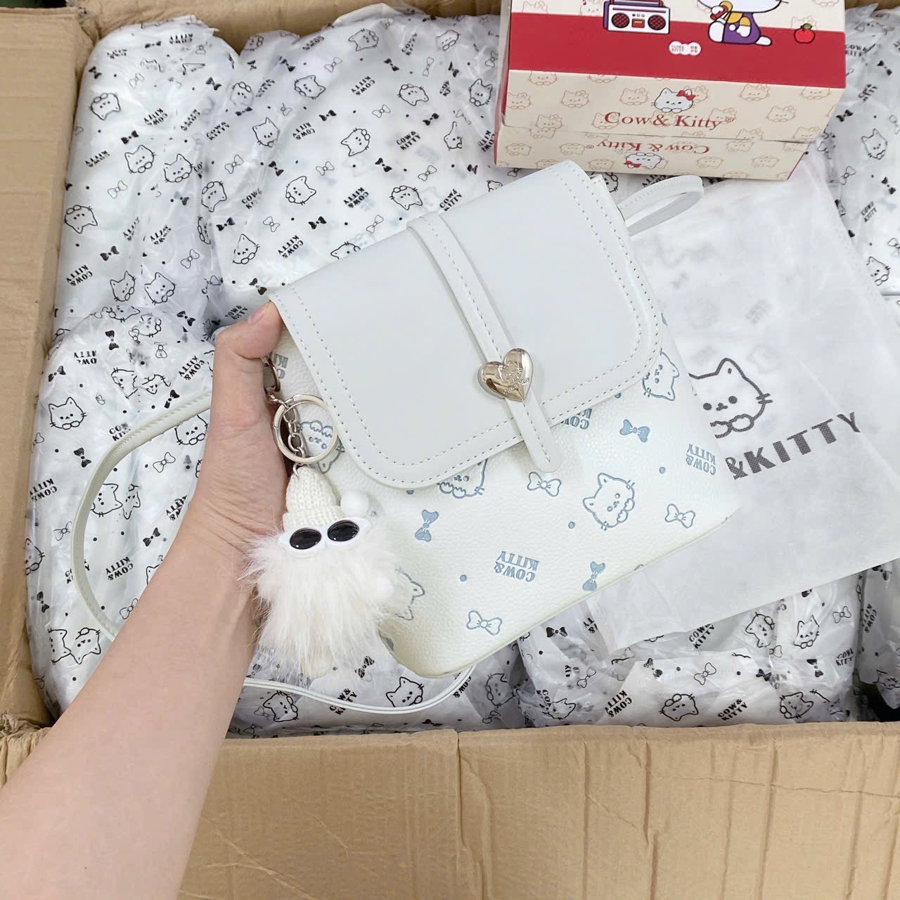 TÚI ĐEO CHÉO COW KITTY NẮP KHOÁ TIM M8002