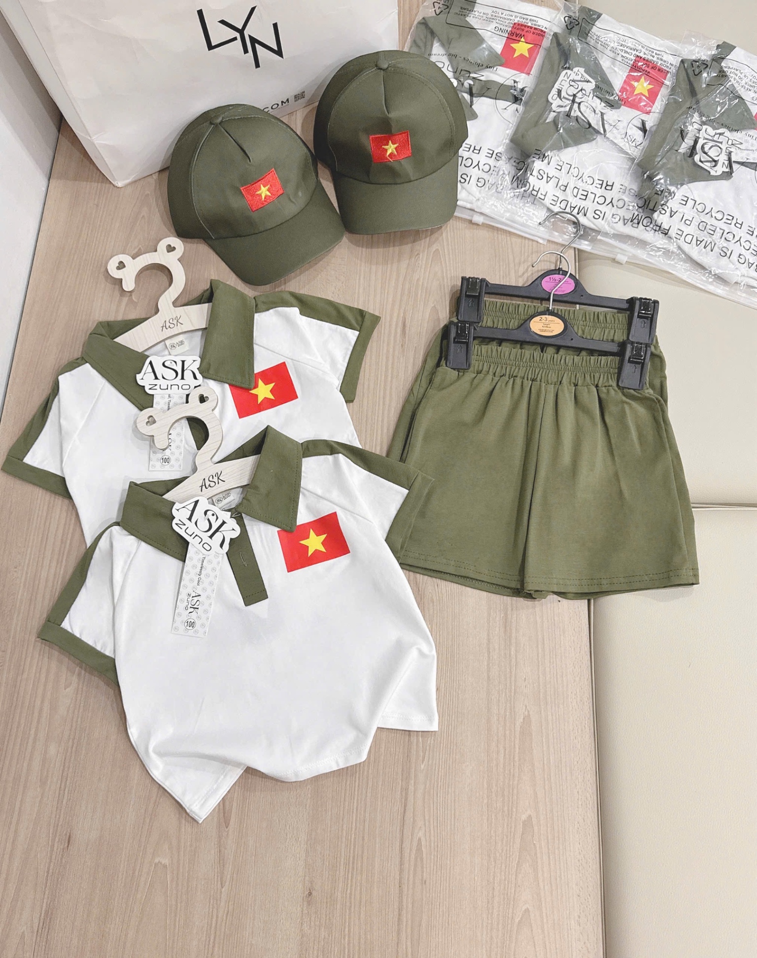 BỘ ĐÙI LÁ CỜ TRẮNG PHỐI RÊU KÈM MŨ