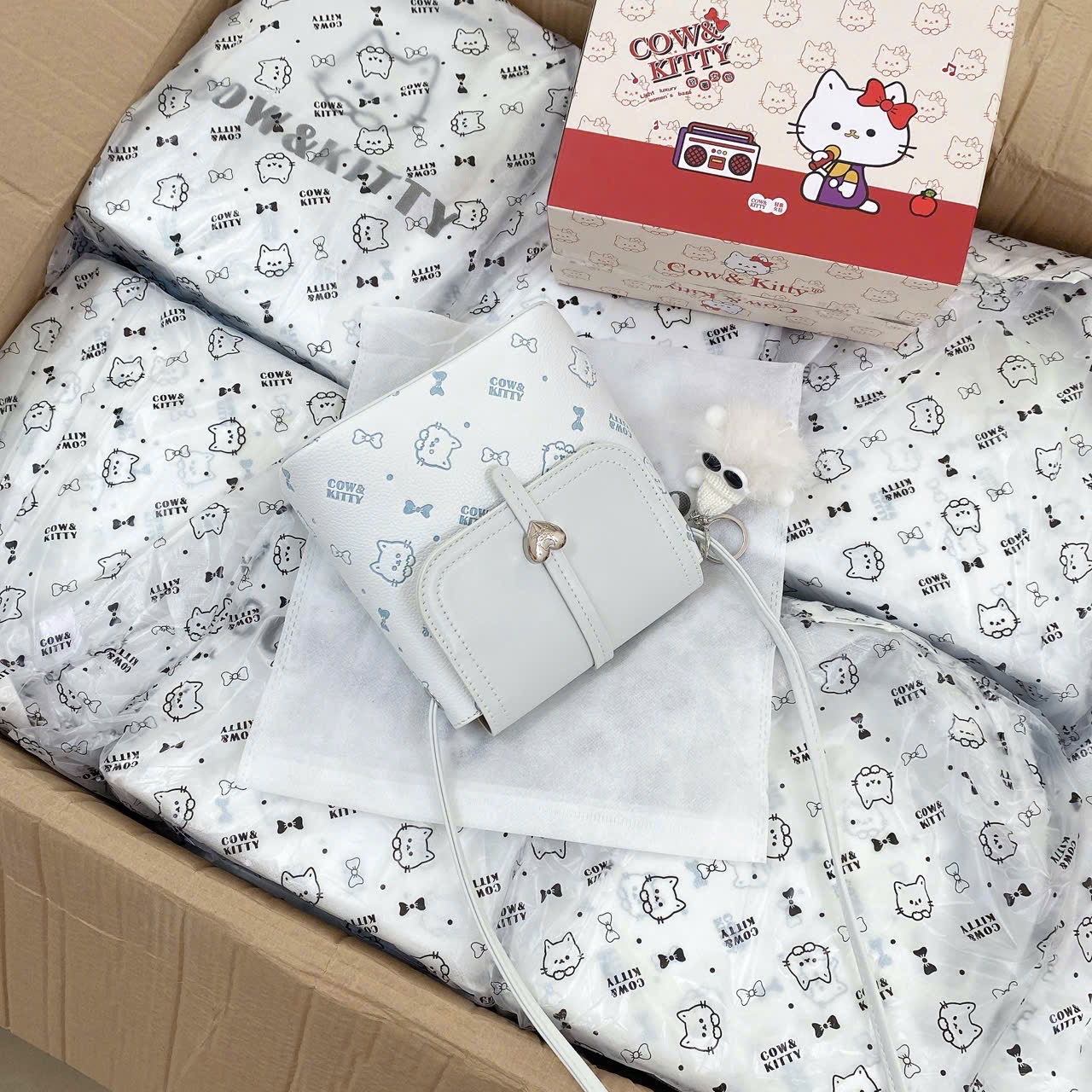 TÚI ĐEO CHÉO COW KITTY NẮP KHOÁ TIM M8002