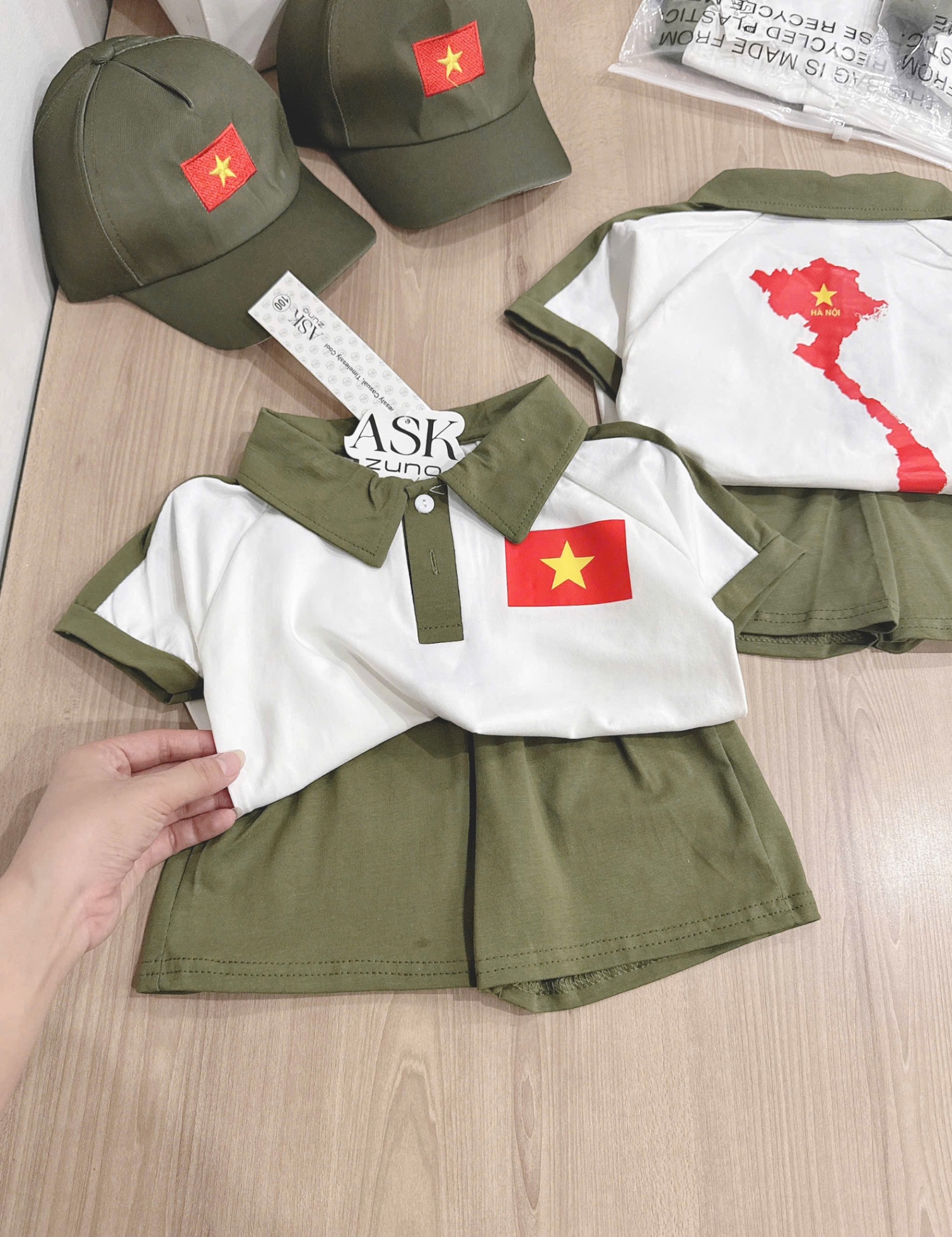 BỘ ĐÙI LÁ CỜ TRẮNG PHỐI RÊU KÈM MŨ