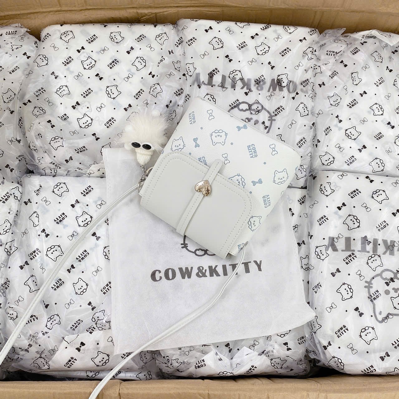 TÚI ĐEO CHÉO COW KITTY NẮP KHOÁ TIM M8002