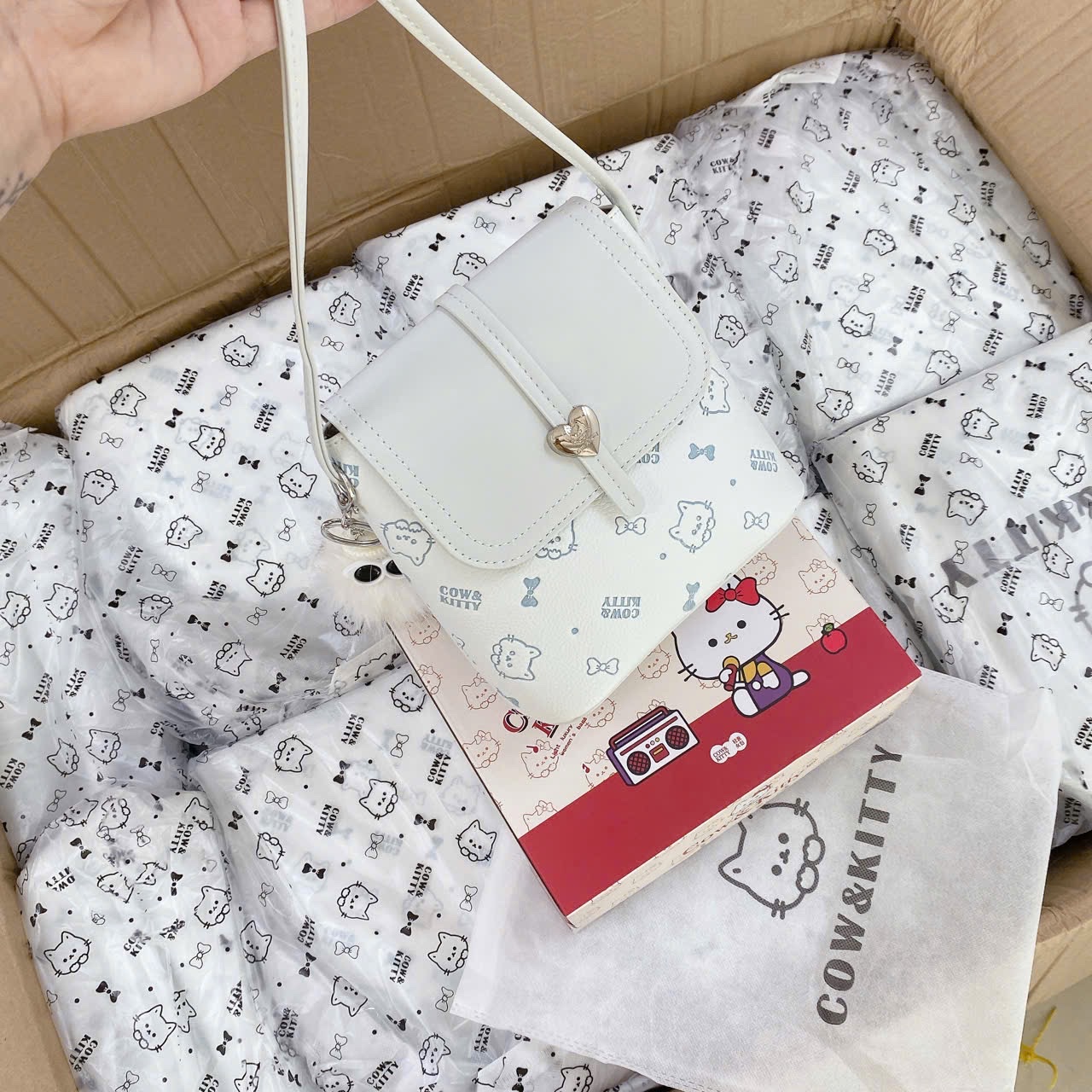 TÚI ĐEO CHÉO COW KITTY NẮP KHOÁ TIM M8002