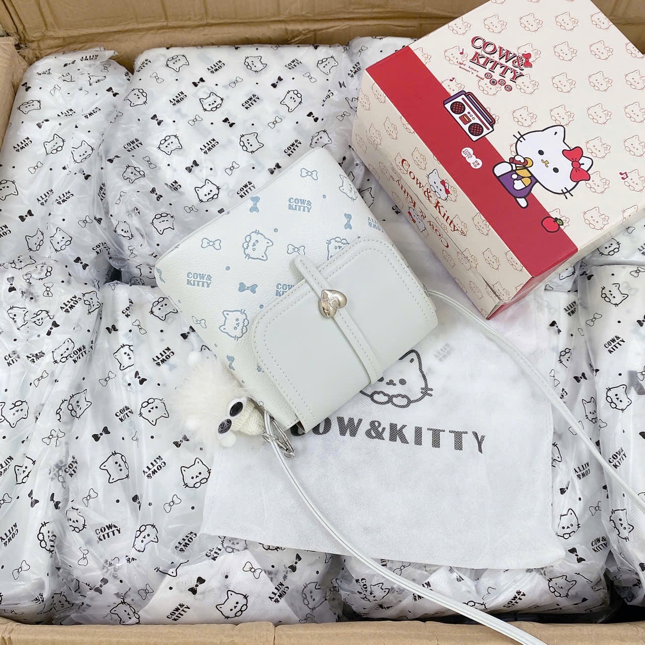 TÚI ĐEO CHÉO COW KITTY NẮP KHOÁ TIM M8002