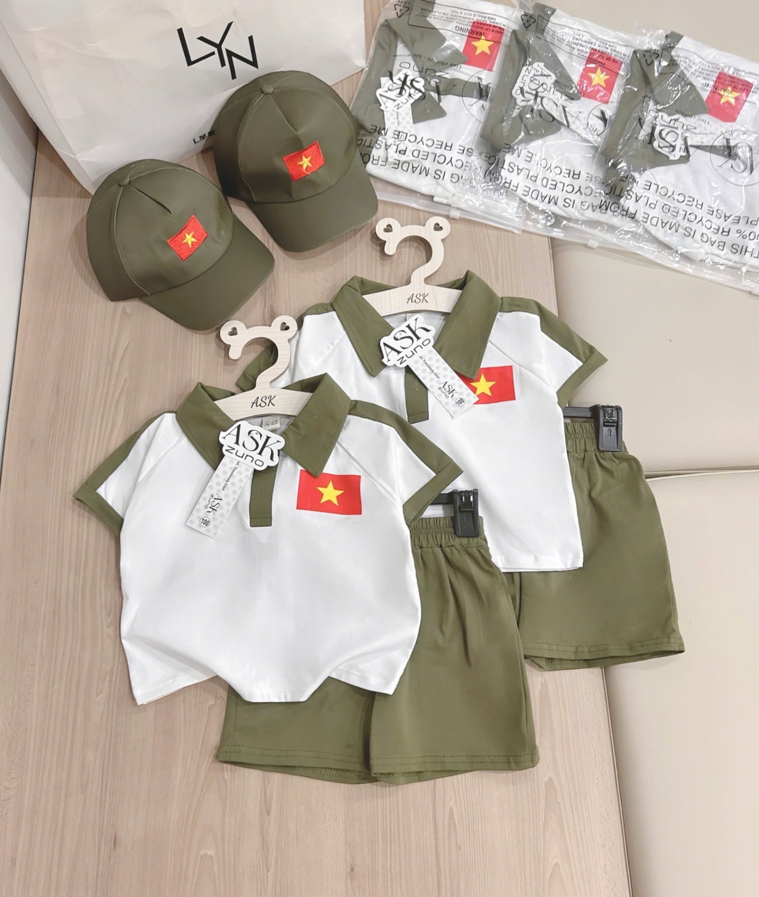 BỘ ĐÙI LÁ CỜ TRẮNG PHỐI RÊU KÈM MŨ