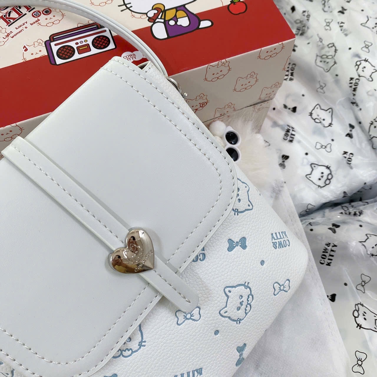 TÚI ĐEO CHÉO COW KITTY NẮP KHOÁ TIM M8002