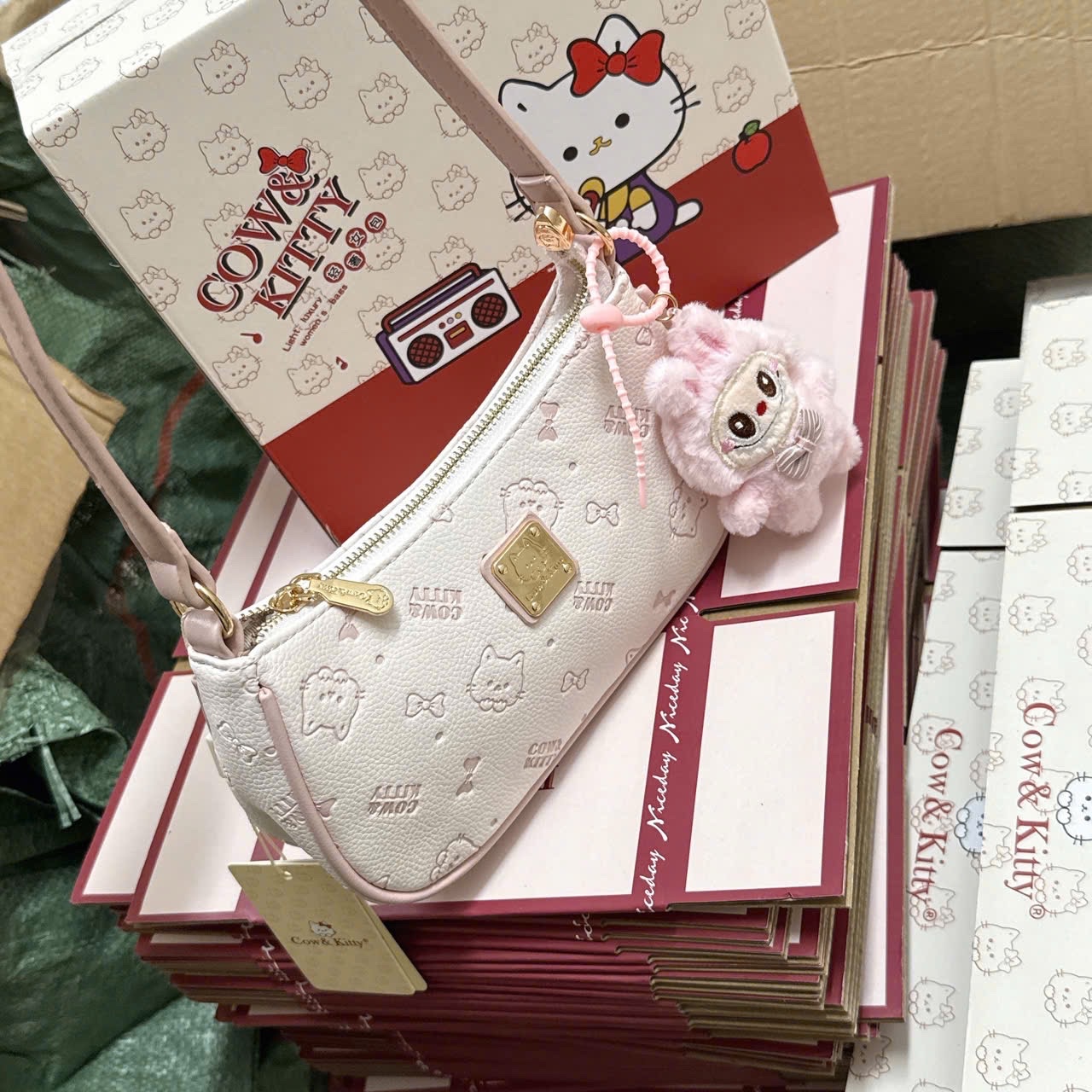 M8062 - TÚI KẸP NÁCH COW KITTY HỒNG fullbox