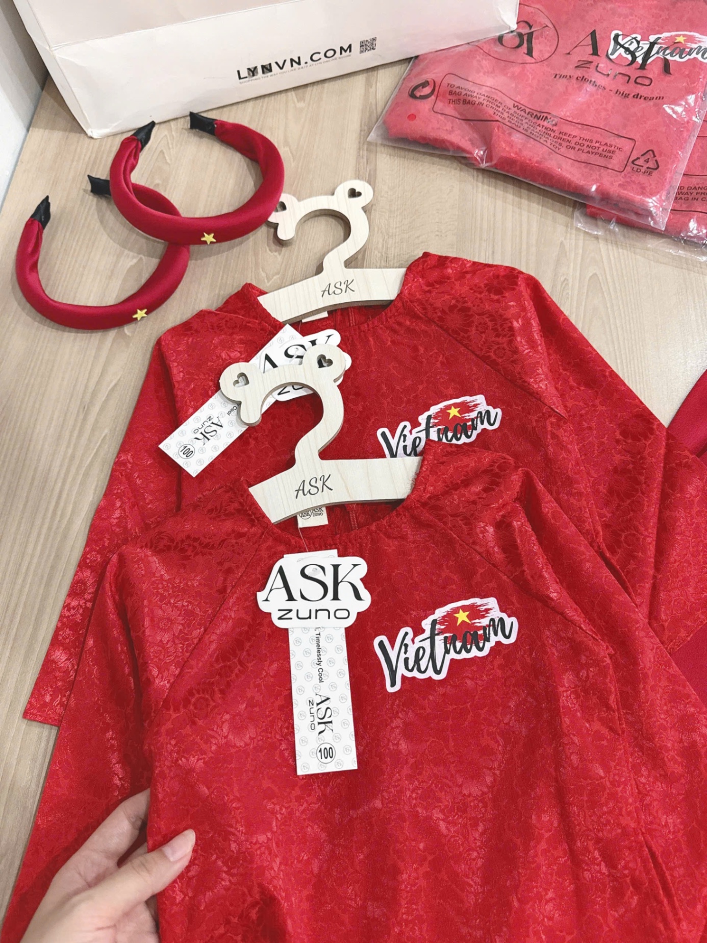 SET AO DÀI GẤM ĐỎ LOGO VIET NAM