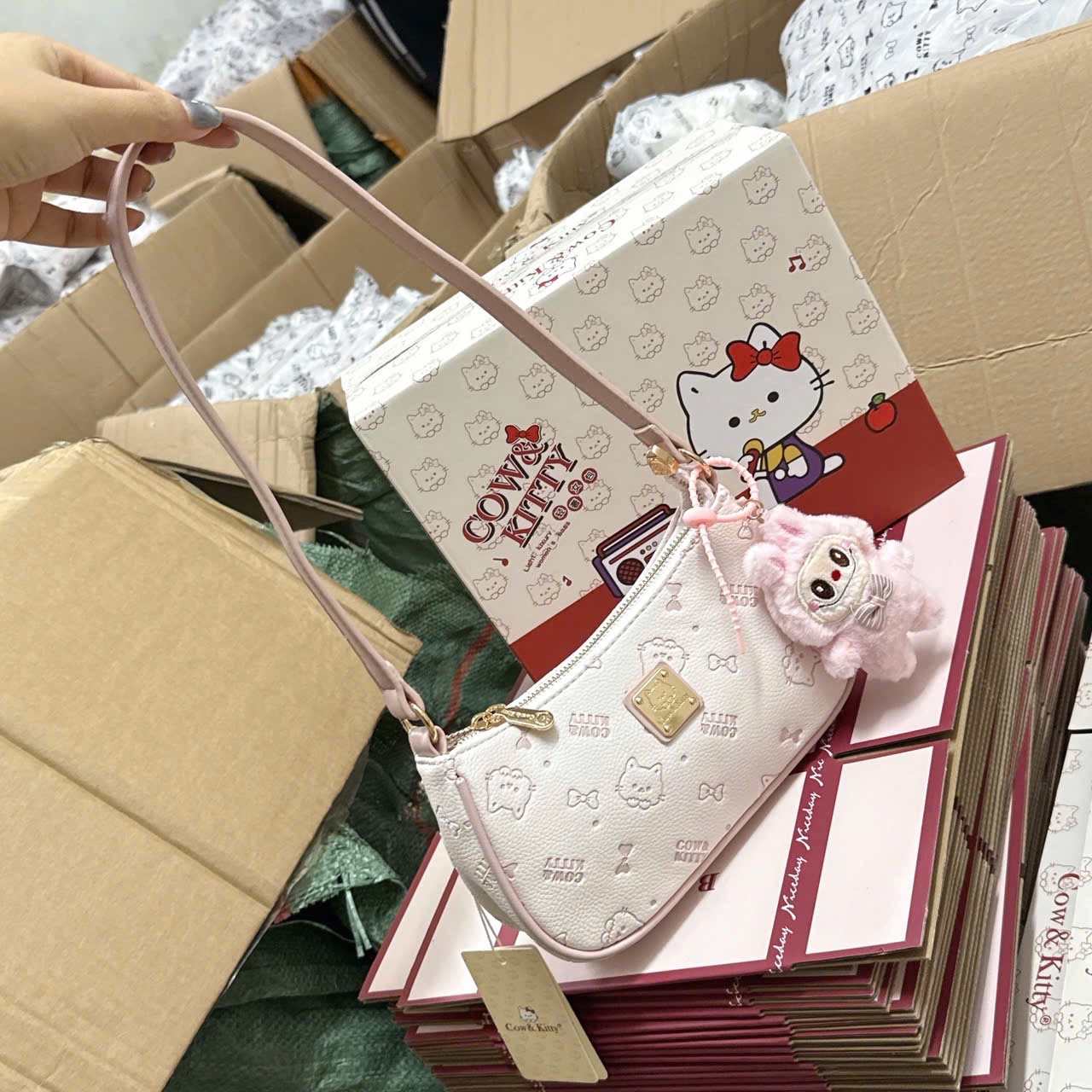 M8062 - TÚI KẸP NÁCH COW KITTY HỒNG fullbox