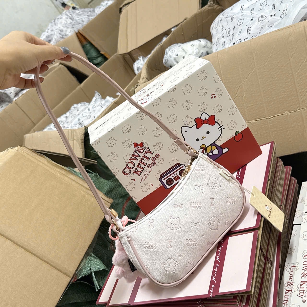 M8062 - TÚI KẸP NÁCH COW KITTY HỒNG fullbox