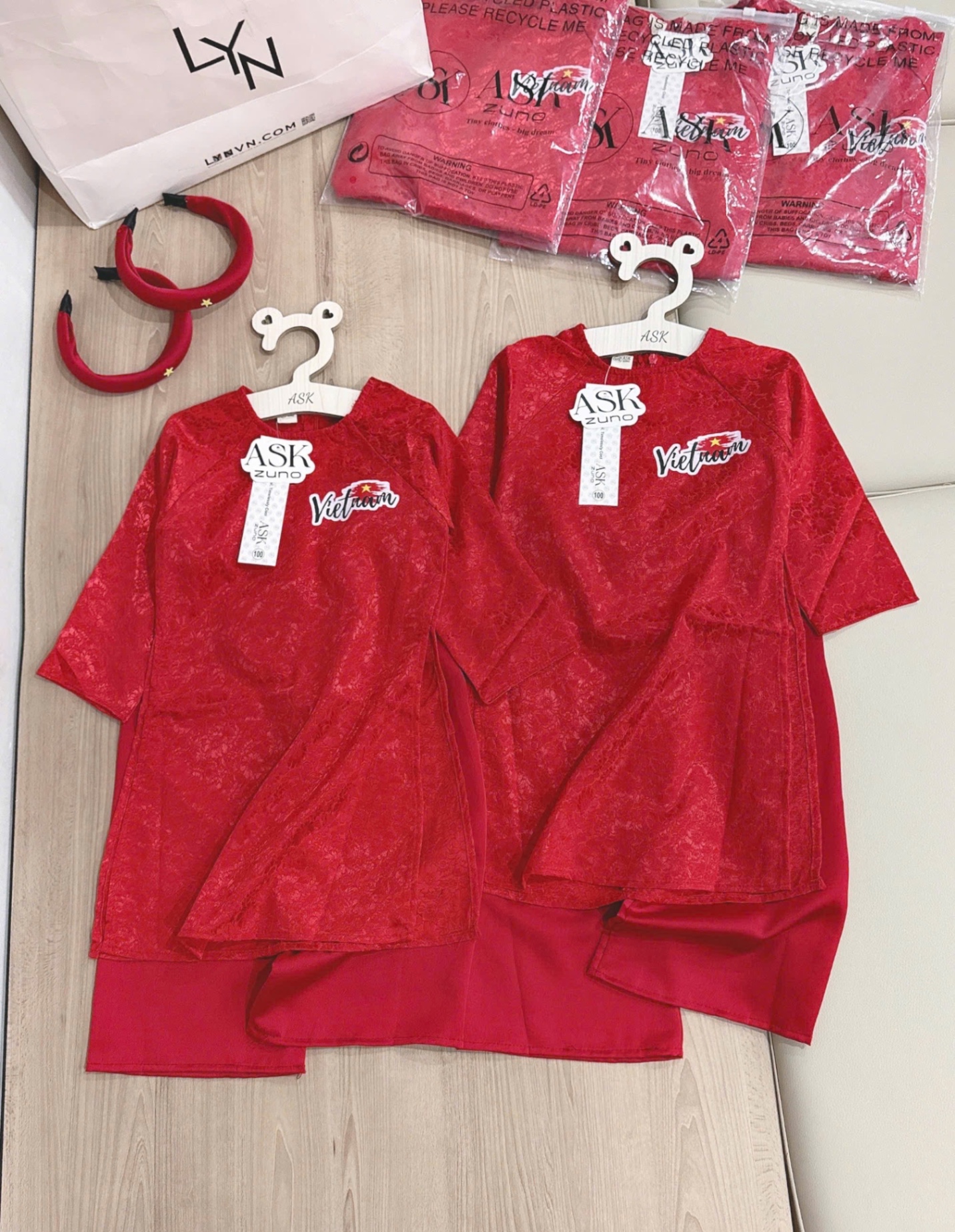 SET AO DÀI GẤM ĐỎ LOGO VIET NAM