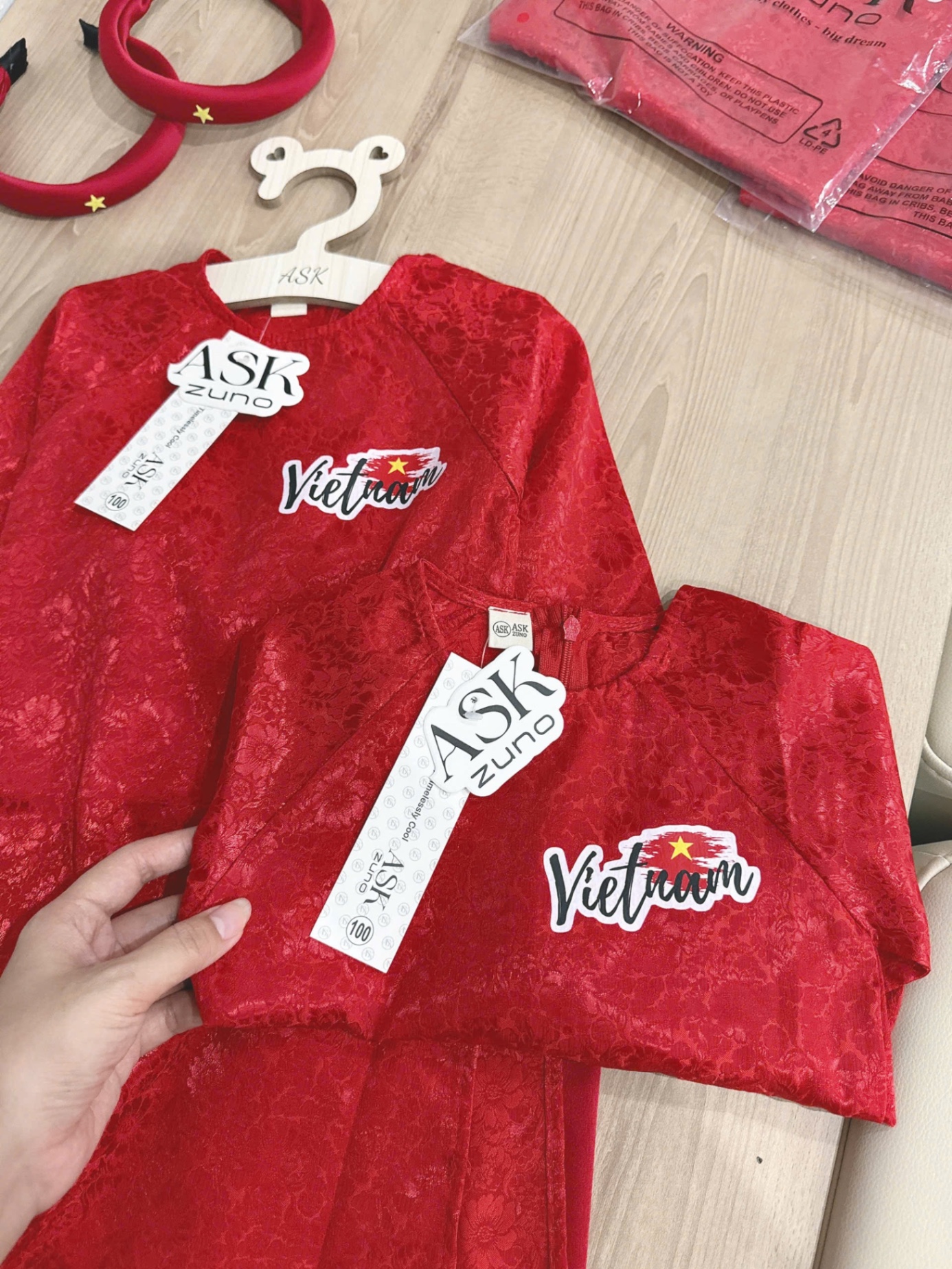 SET AO DÀI GẤM ĐỎ LOGO VIET NAM