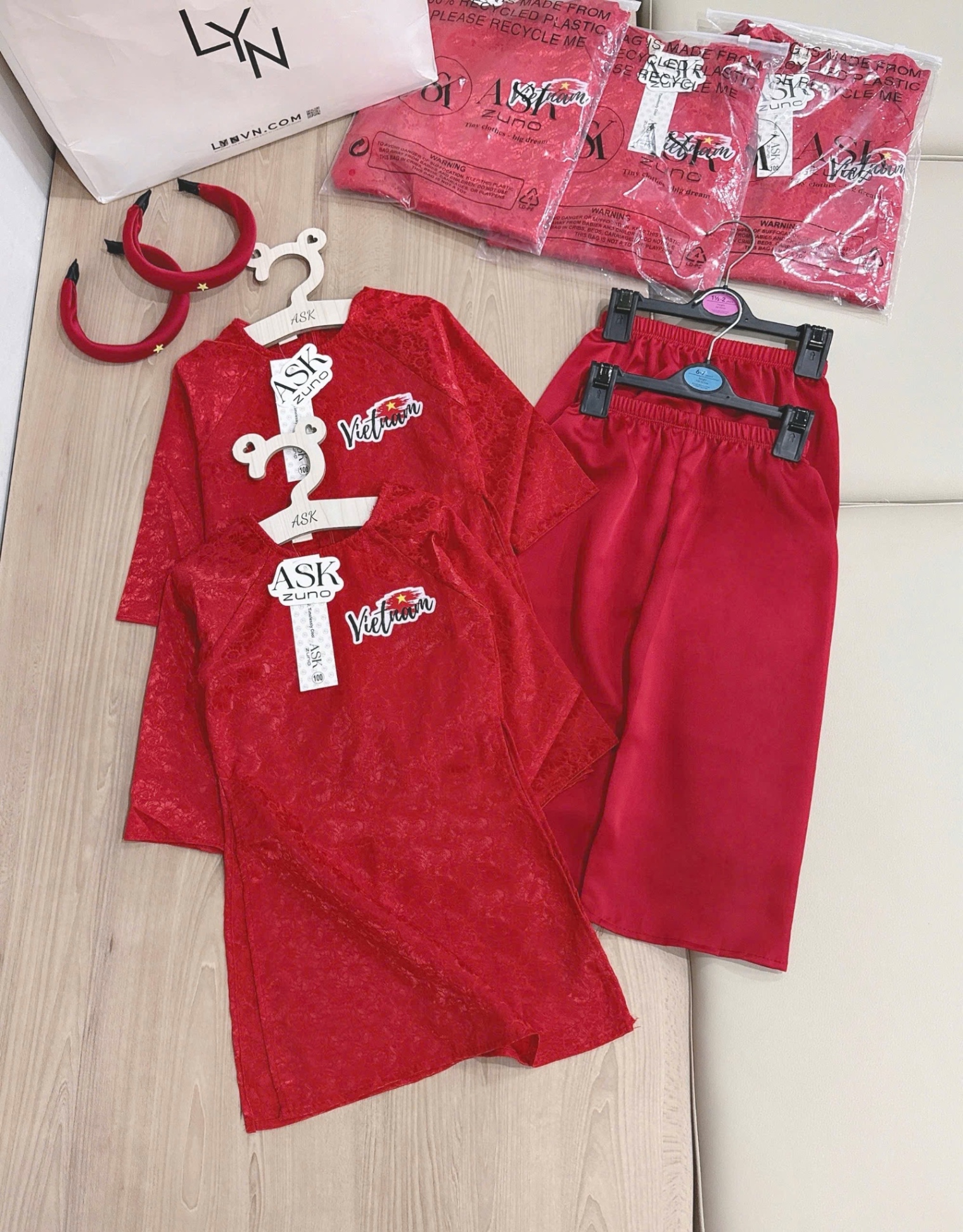 SET AO DÀI GẤM ĐỎ LOGO VIET NAM
