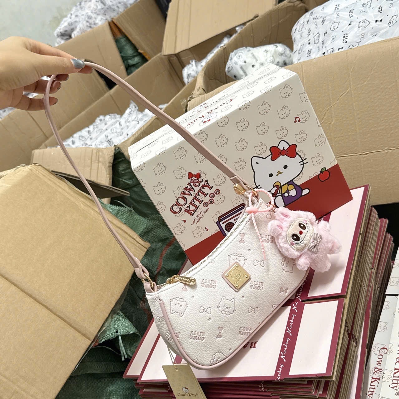 M8062 - TÚI KẸP NÁCH COW KITTY HỒNG fullbox