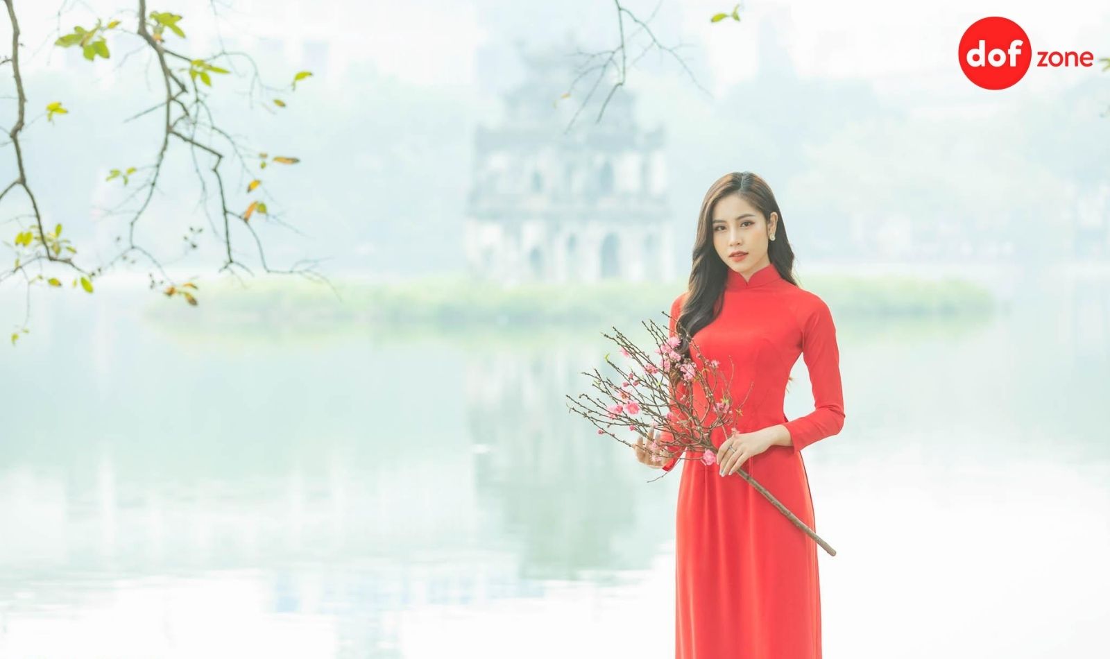 12-cach-tao-dang-chup-anh-ao-dai-tet-2026-xinh-xan-cho-chi-em-10.jpg