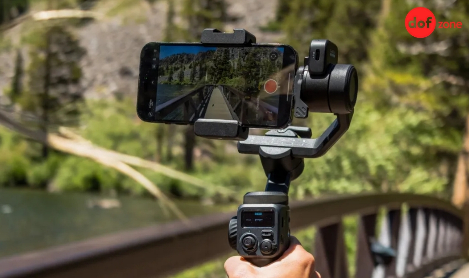 So-sanh-Gimbal-voi-Tripod-Nen-su-dung-cai-nao-khi-di-du-lich--15.jpg