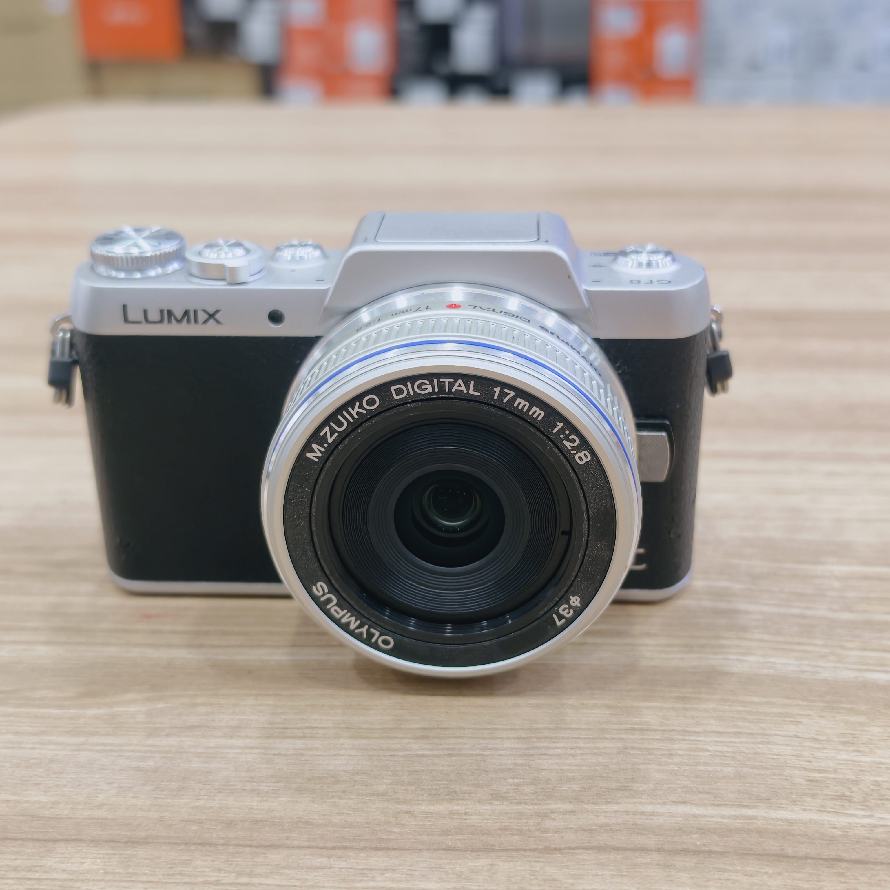 Máy Ảnh Panasonic Lumix DC-GF8 bạc + ống kính M.Zuiko 17mm f2.8 bạc cũ Mã SP 4632 9507