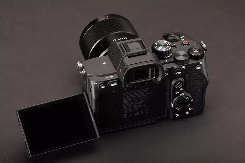 Sony Alpha A7 IV 11