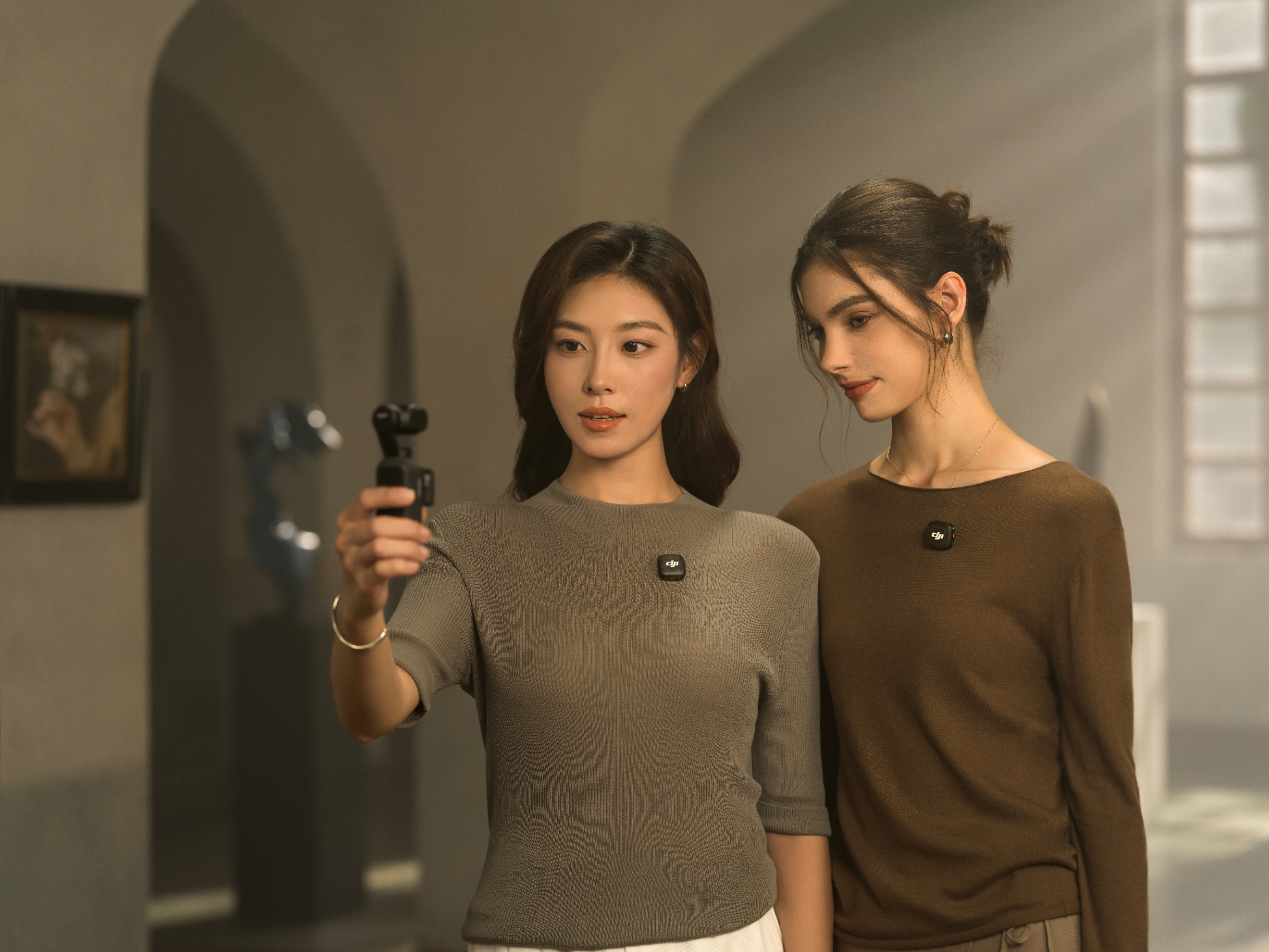 May-quay-cam-tay-DJI-Osmo-Pocket-4-Chinh-Hang-5.jpg?v=1776406779