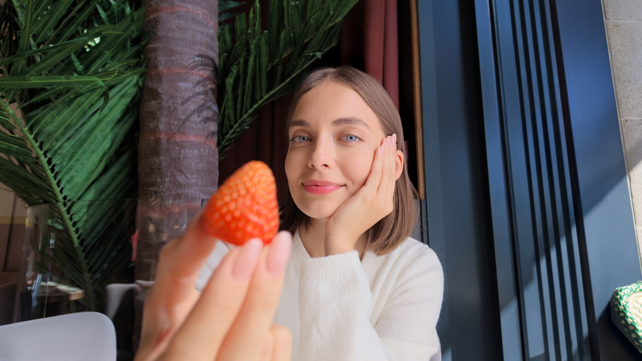 May-quay-cam-tay-DJI-Osmo-Pocket-4-Chinh-Hang-7.jpg?v=1776406828