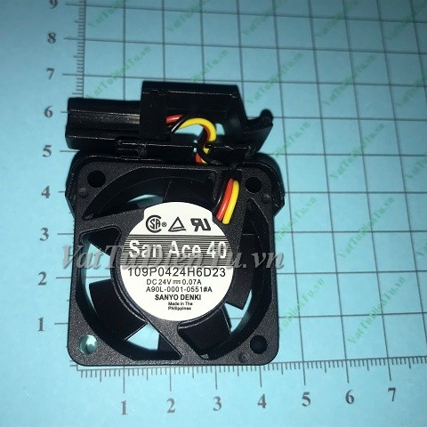 109P0424H6D23 Quạt tản nhiệt 24V 0.07A 40x40x20mm Sanyo 3 dây đầu cắm FANUC (có giá treo)