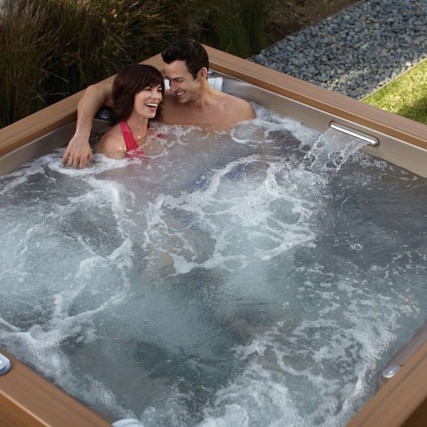 Bồn tắm sục Jacuzzi là gì? Những lợi ích tuyệt vời cho sức khỏe