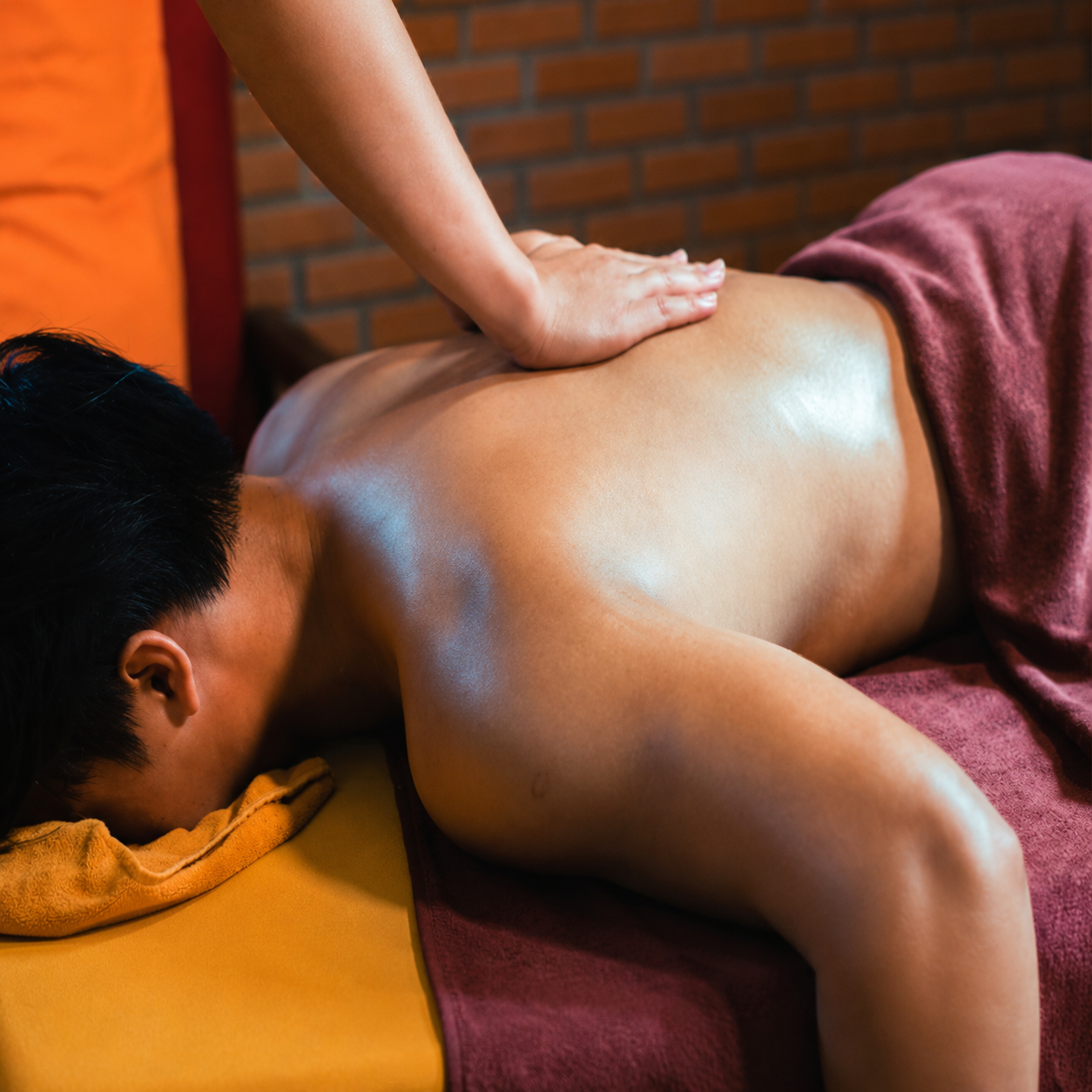 Massage mô sâu là gì? Lợi ích tuyệt vời cho phái mạnh