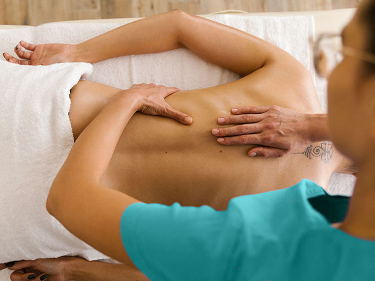 Massage lưng với động tác xoa vòng tròn