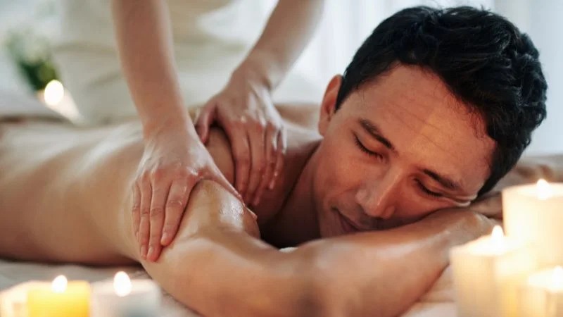 Mát xa thư giãn vùng cổ, gáy và hai tay