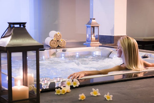 Hệ thống bồn tắm sục jacuzzi hiện đại kết hợp ánh sáng
