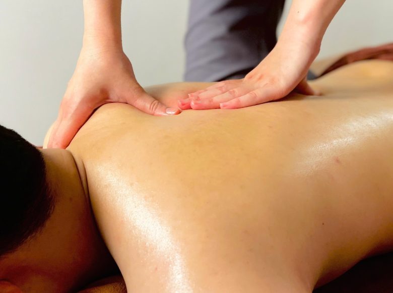Vì sao không nên massage sau khi tắm?