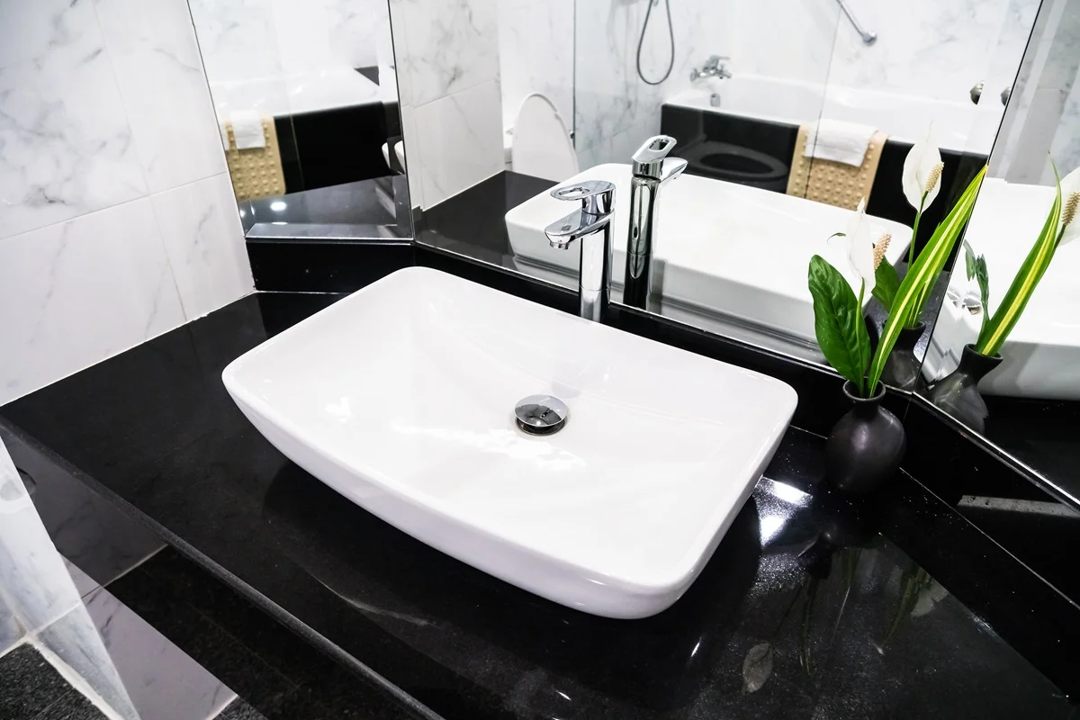 Chậu lavabo dương bàn được đặt trực tiếp trên bề mặt của bàn lavabo