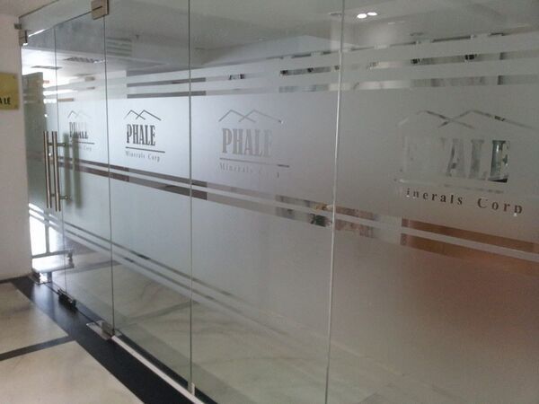 Lợi ích của decal trong mờ khi dán lên cửa kính