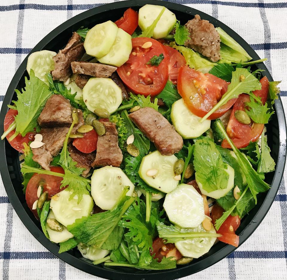 Cách làm salad ăn kiêng - xà lách trộn thịt bò cà chua