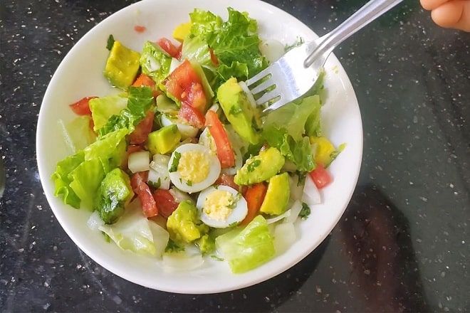 Cách làm salad bơ rau trộn giảm cân