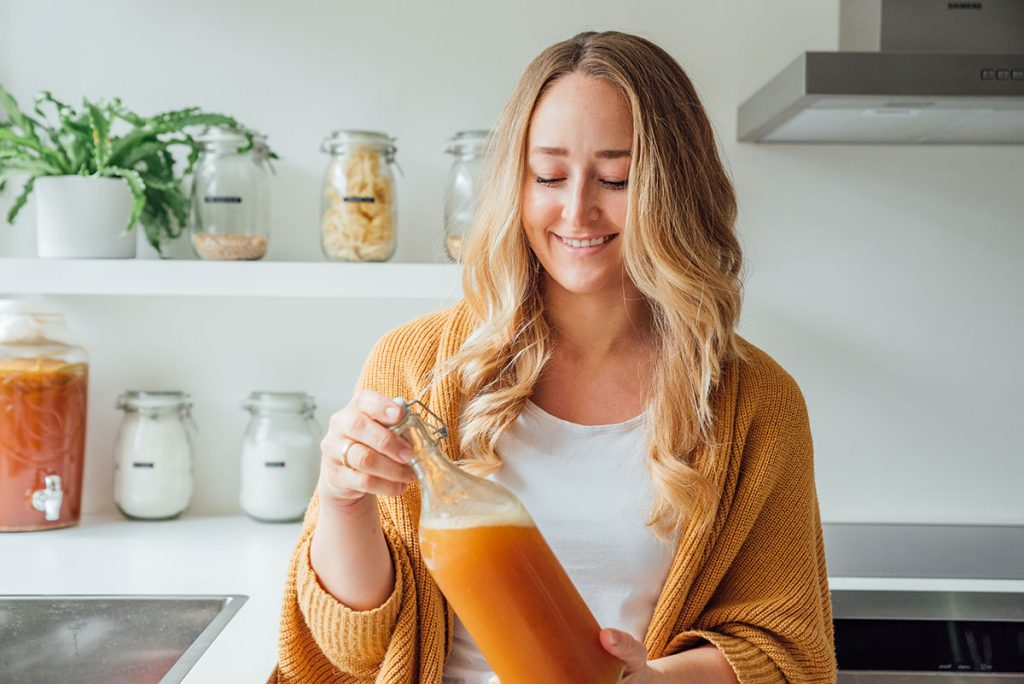 Tại sao uống trà kombucha có thể giúp giảm cân?