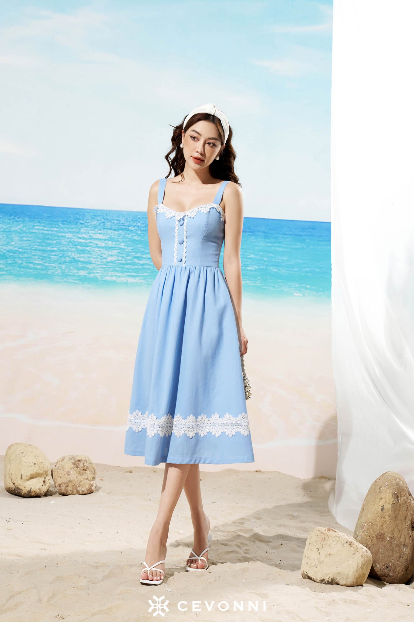 4 cách mix váy hai dây siêu xinh giúp nàng luôn thanh lịch, thời thượng  trong mùa hè - BlogAnChoi