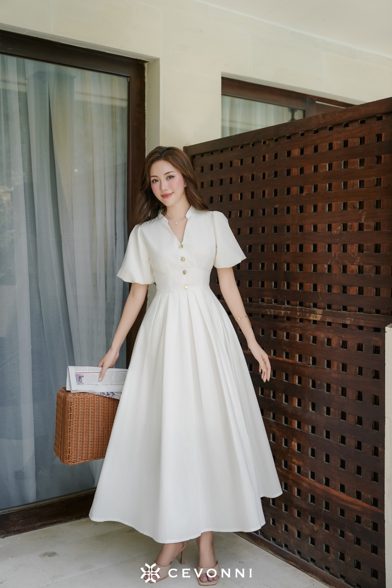 Váy linen trắng xếp ly cổ V tay bồng