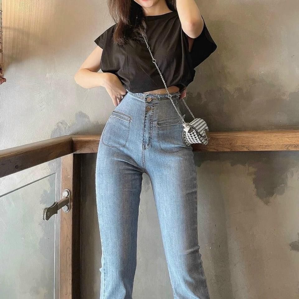 Quần jeans màu xanh nhạt ống loe