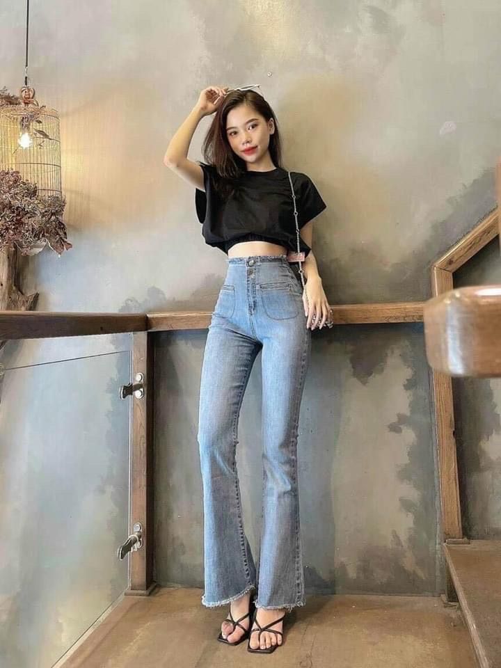 Quần jeans màu xanh nhạt ống loe