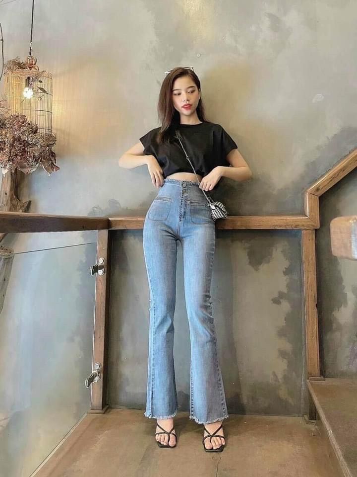 Quần jeans màu xanh nhạt ống loe