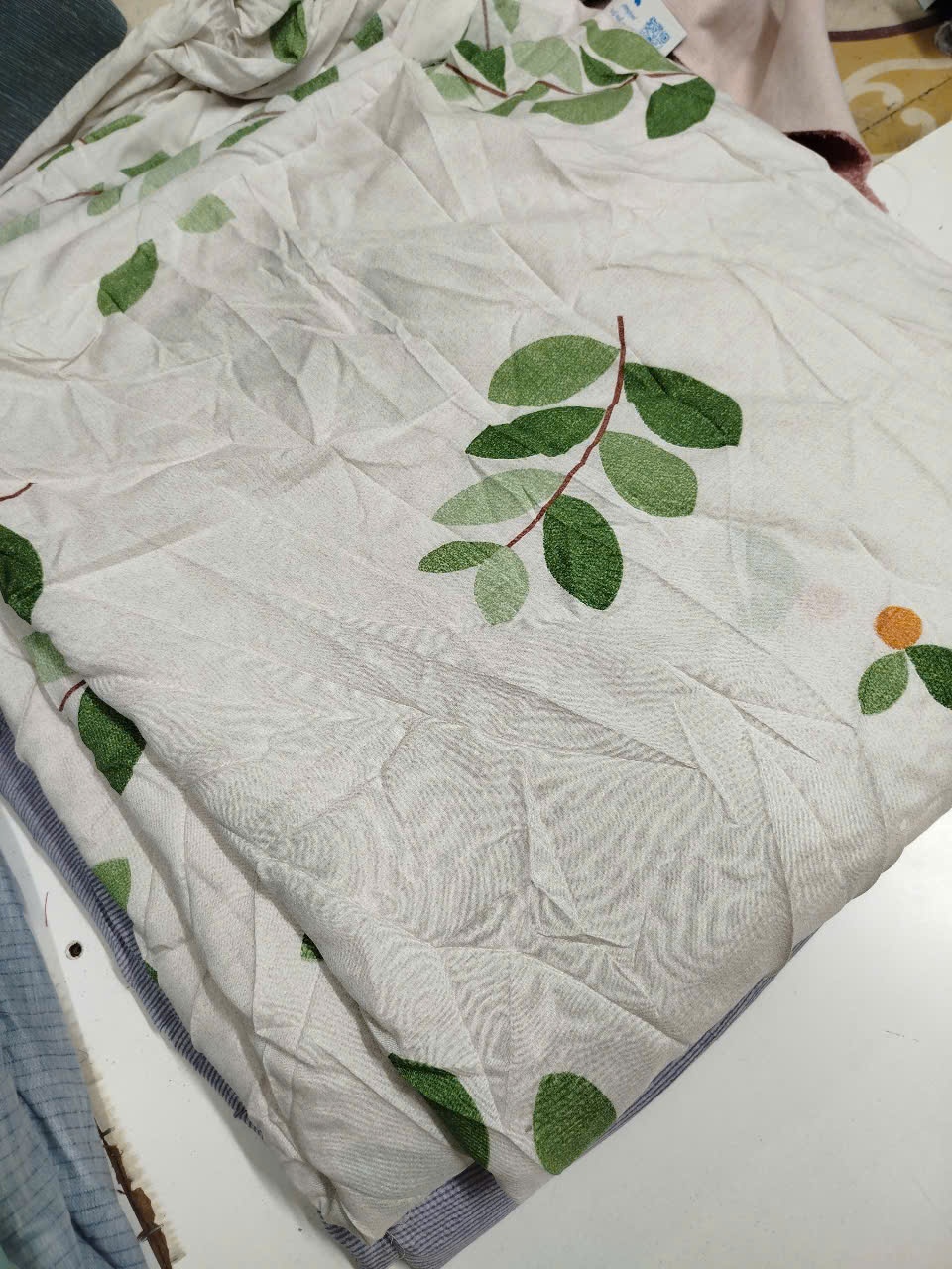 Modal nền trắng lá xanh