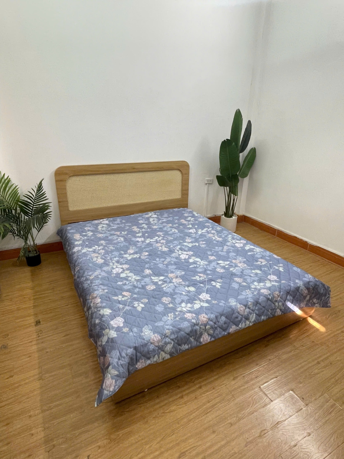 Vỏ chăn trần 2*2,2m - Hoa hồng nền xanh
