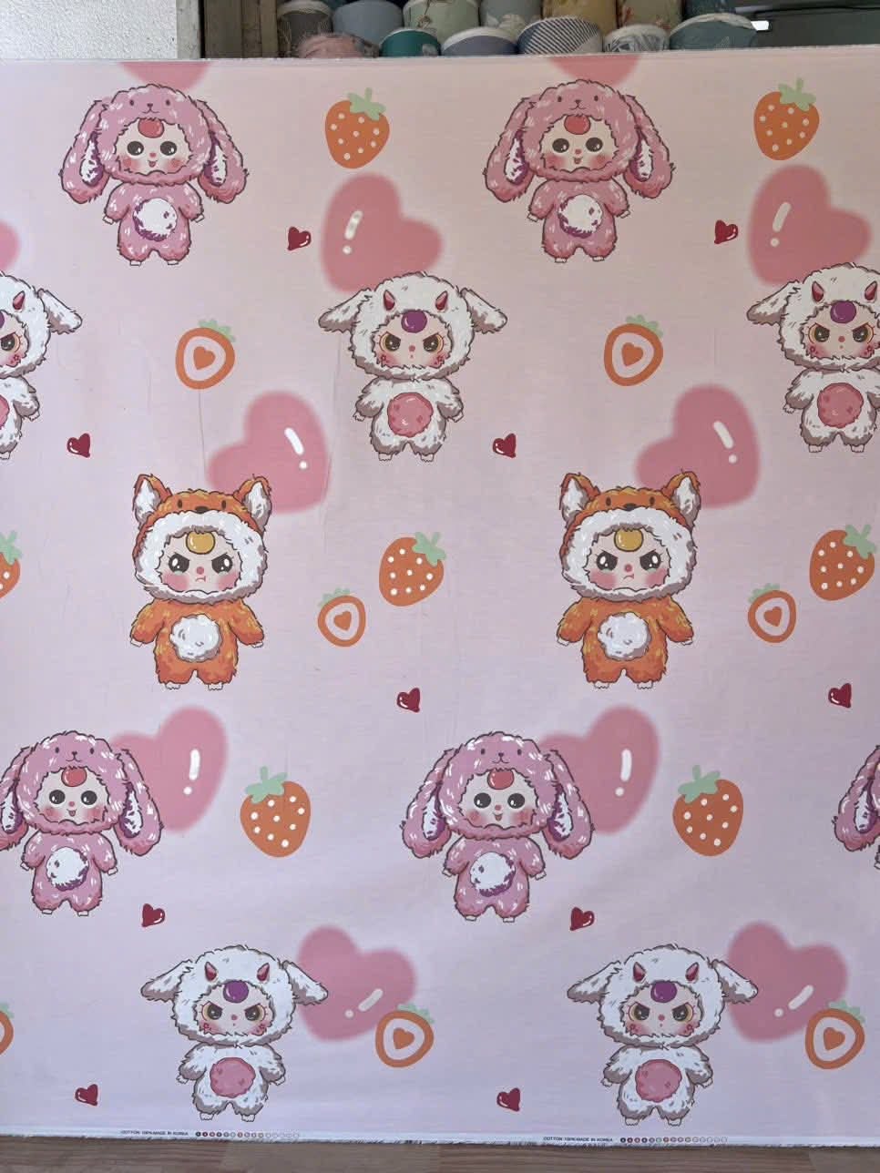 Thô lụa nền hồng hình baby three