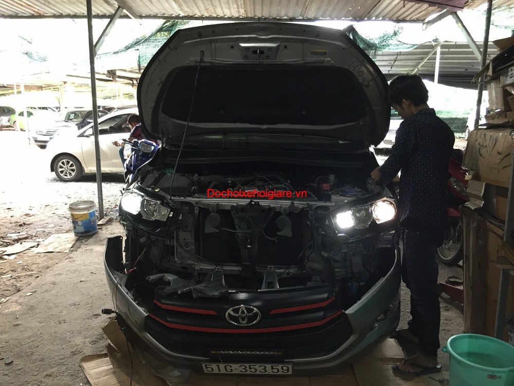 Toyota Innova độ đèn pha Bi-xenon hai chế độ giá rẻ nhất