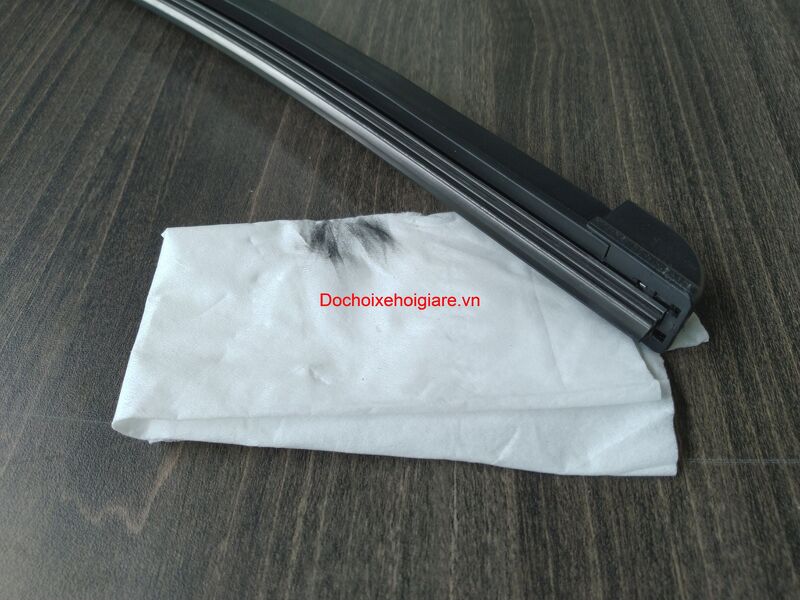 Cần gạt mưa Nano Wiper xương mềm. Lưỡi gạt cao su phủ than chì hoạt tính giúp gạt sạch hơn, êm hơn và bền hơn