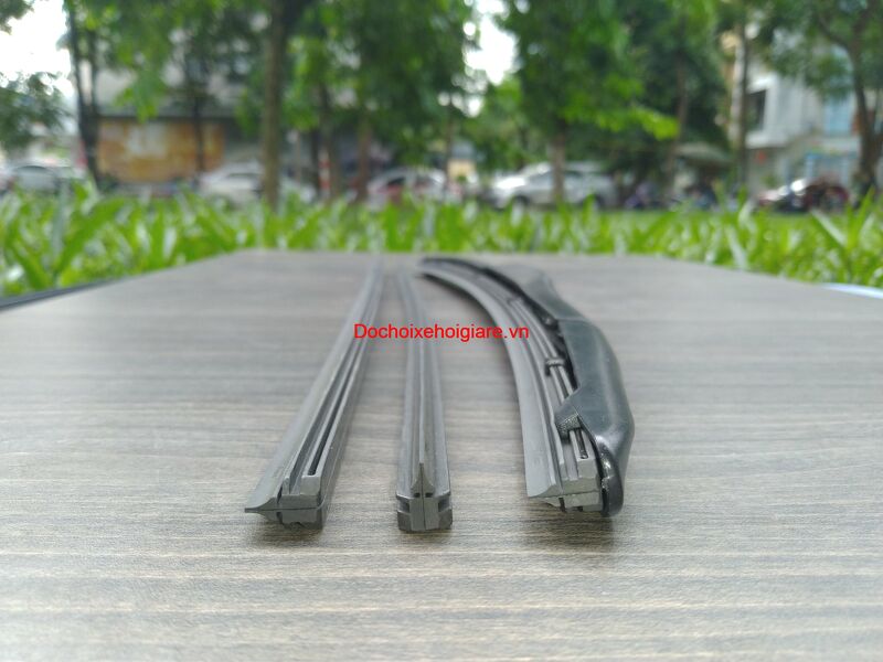 Lưỡi gạt mưa Nano Wiper cho cần nhựa 3 đoạn dày 8mm. 100% cao su tự nhiên phủ Nano than chì hoạt tính giúp gạt sạch hơn, êm hơn và bền hơn