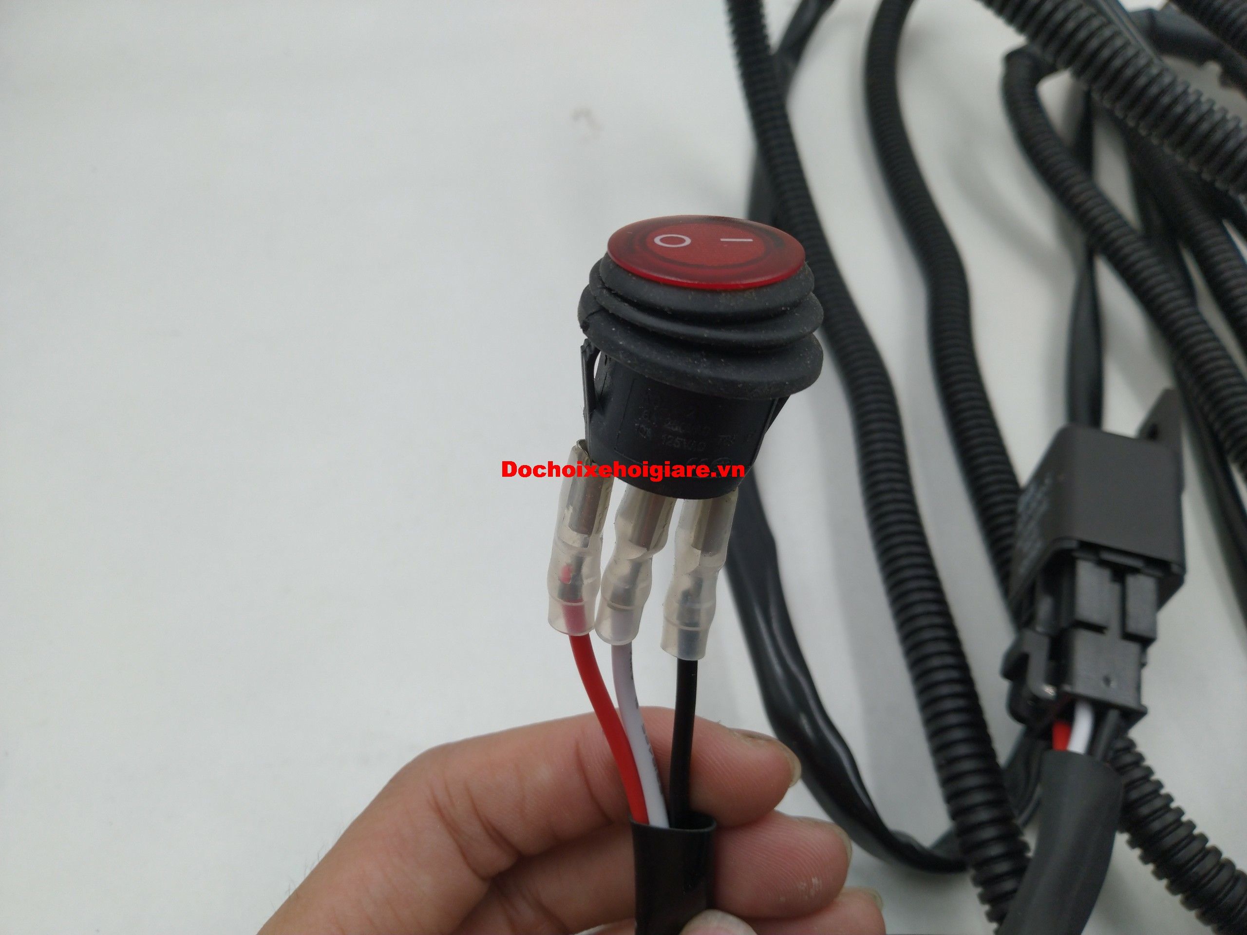 Rơ le độ đèn ô tô 12V 40A, lấy nguồn từ bình ắc quy, bật tắc đèn qua công tắc độc lập, dây nguồn dài 3 mét