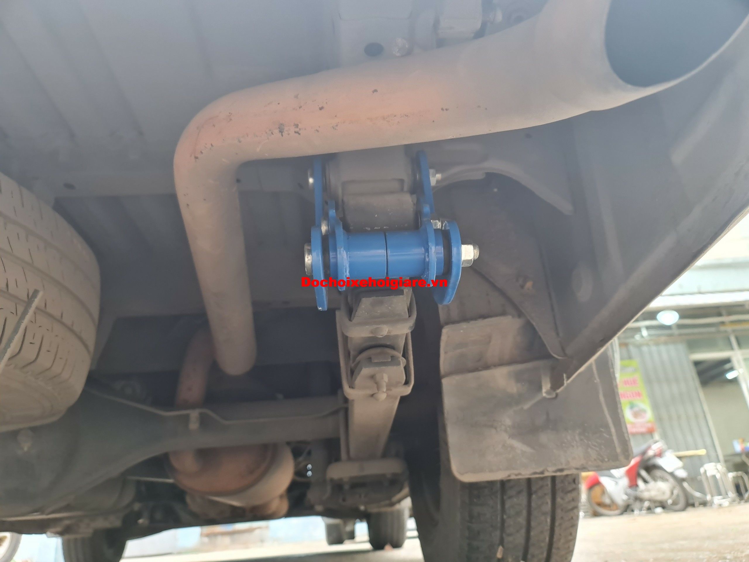 TOYOTA HIACE độ êm xe, chống xóc xe với bộ cùm nhíp độ JS1 Thailand, thay thế cho quang treo nhíp, giá treo nhíp zin xe