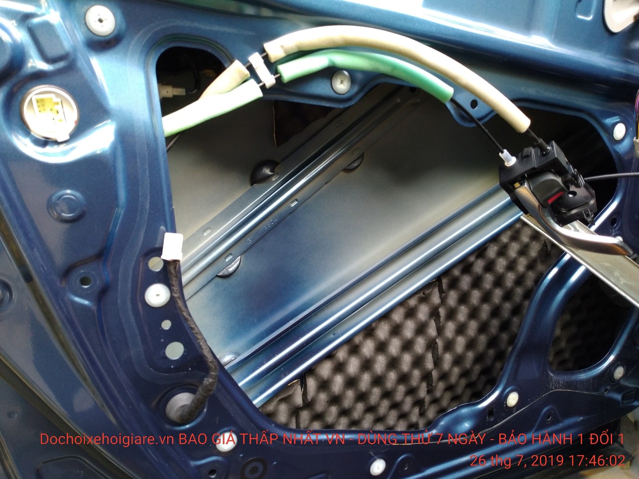 Cach-am-cua-xe-hoi-hieu-qua-voi-vat-lieu-3-lop-dac-biet-4.jpg